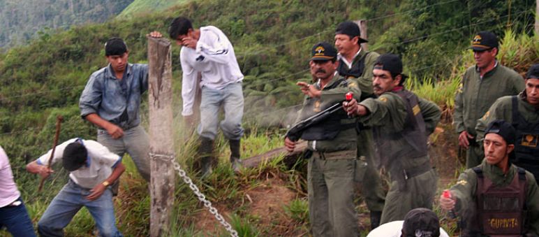 Ataque paramilitar a la población organizado por minera Ascendant en 2006 Paramilitares Ecuador y empresas mineras