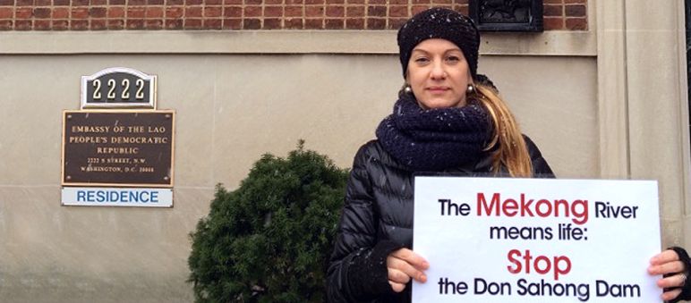 Elisa Norio, activista de Salva la Selva, entregó la petición en las embajadas en Washington DC Embajada de Laos Washington DC