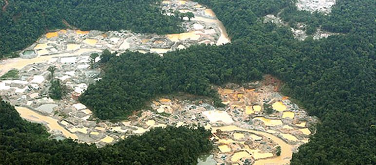 Minería de oro en el río Dagua, Valle, Colombia (Foto: MAVDT, 2009) Contaminación masiva de río Dagua por vertido de metales pesados y actividad minera