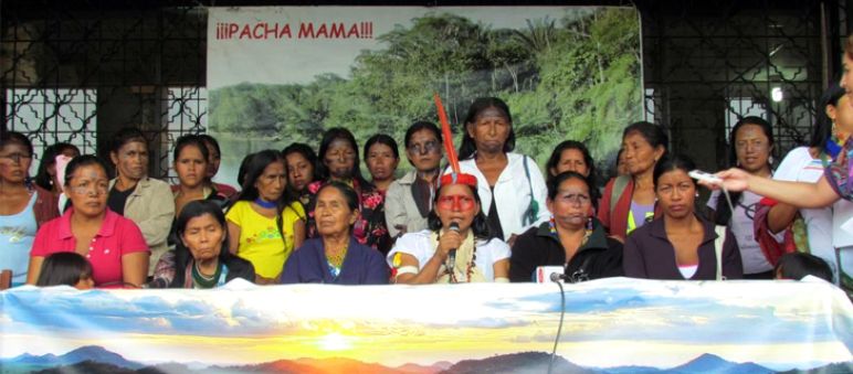 Mujeres marchan en defensa de la selva Grupo de mujeres amazónicas