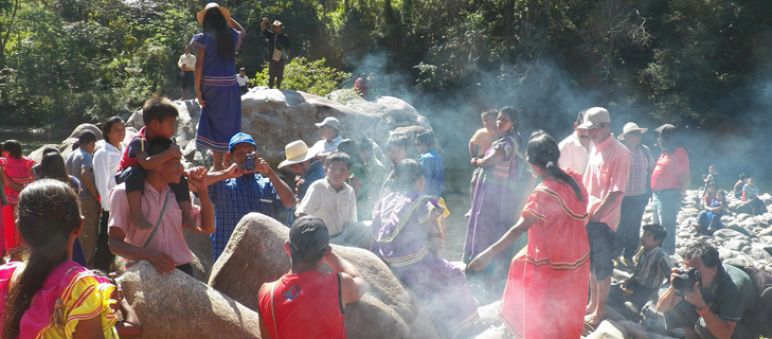 Indígenas Ngöbe en Panamá junto al río Tabasará