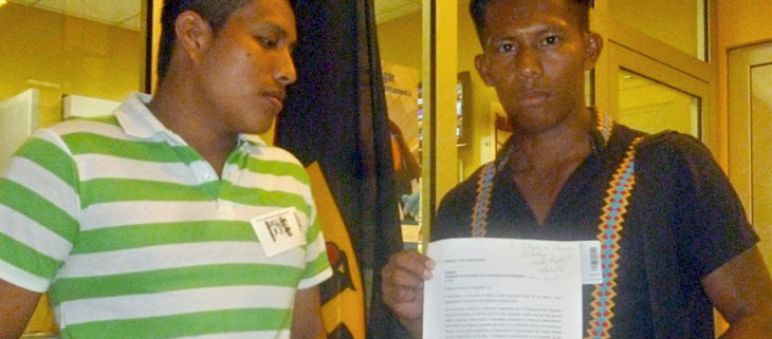 Ngäbe Buglé entregan carta en la embajada alemana en Panamá Protesta contra hidroelétrica Barro Blanco