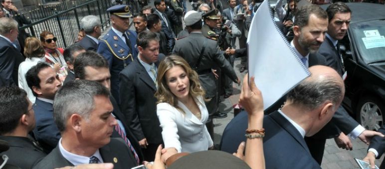 Entregando la documentación a Leticia Ortiz (Foto: Benito Bonilla) Princesa de España en Quito