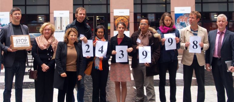 Casi un cuarto de millón de firmas contra los agrocombustibles: Los ambientalistas con los europarlamentarios antes de la votación de hoy en Estrasburgo Entrega firmas Estrasburgo