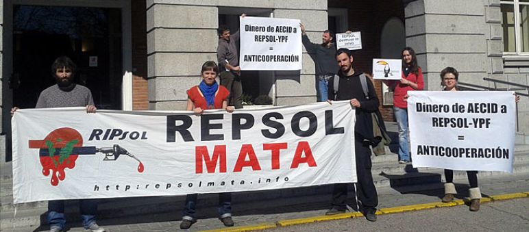 REPSOL destruye la selva y no es cooperación al desarrollo Protesta frente a AECID en Madrid