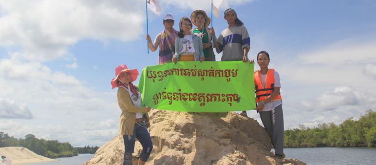 “Detengan la extracción de arena en la provincia Koh Kong”, exige la organización Mother Nature en Camboya Ecologistas sobre un cúmulo de arena sostienen una pancarta