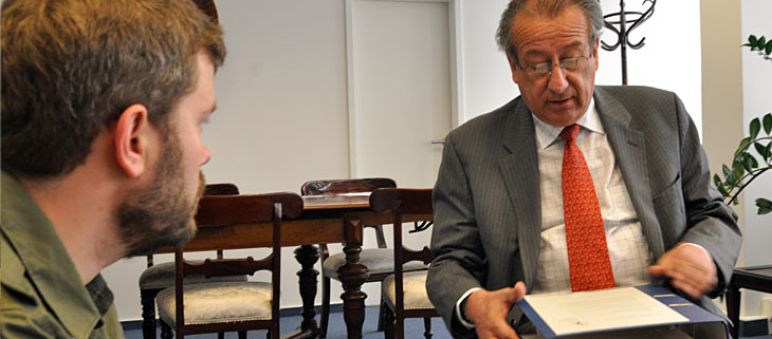 Entrega de firmas al embajador colombiano en Berlin