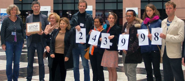 Casi un cuarto de millón de firmas contra los agrocombustibles: los ambientalistas con los europarlamentarios antes de la votación de hoy en Estrasburgo Ambientalistas entregan a los esuroparlamentarios 243.998 firmas contra los agrocumbustibles en Estrasburgo
