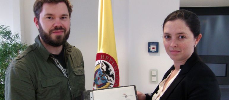 Entrega de firmas en la embajada colombiana Representante de Salva la Selva con representante colombiana