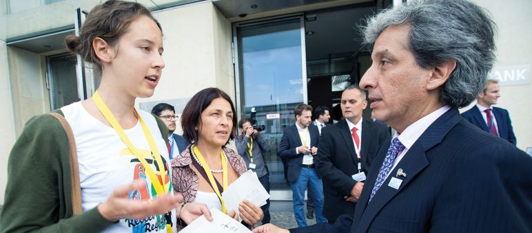 Ministro del Ambiente de Perú Sr. Pulgar Vidal recibe carta y 139.000 firmas de Salva la Selva (Foto: Christine Denck) Representante de Salva la Selva y Ministro peruano de Medio Ambiente