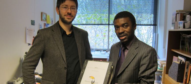 Sylvain Harmat entrega las 58.000 firmas a Lazare Eloundou Assomo, Director para Africa del Centro de la Unesco para el Patrimonio Mundial Salva la Selva en Paris