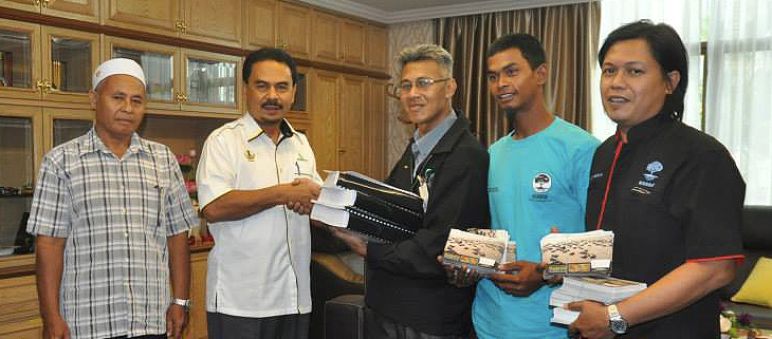 Junto al presidente de la comisión ministerial, ecologistas de SAM Malasia y un representante de los pescadores Entrega de firmas en Malasia
