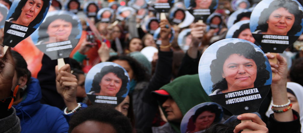 Manifestación con máscaras tras el asesinato de Berta Cáceres
