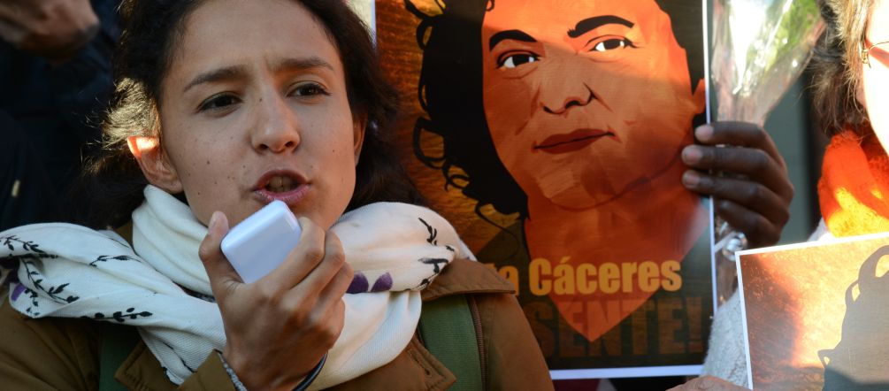 Berta Zúñiga Cáceres, hija de Berta Cáceres continúa la causa iniciada por su mamá Berta Zúñiga Cáceres en manifestación CIDH