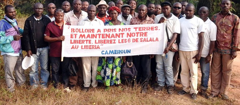 Protesta de campesinas y campesinos: "Bolloré nos ha quitado nuestras tierras. Y ahora nuestra libertad." Protesta campesina en Camerún