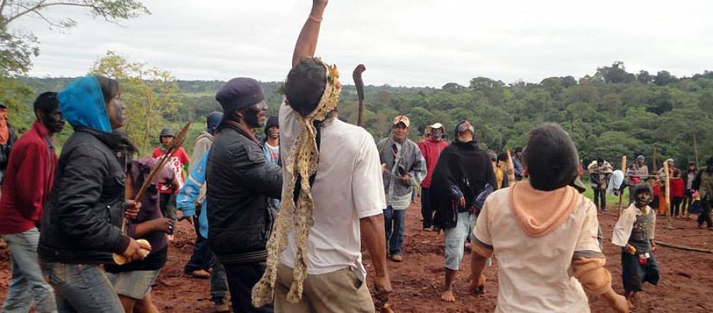 "A dónde vamos a ir nosotros los Avá. Este es nuestro lugar. Si nos echan volveremos a entrar", dijo el cacique Ramón López. Foto: Conapi Indígenas Avá Guaraní de Paraguay danzan sobre las ruinas de su templo