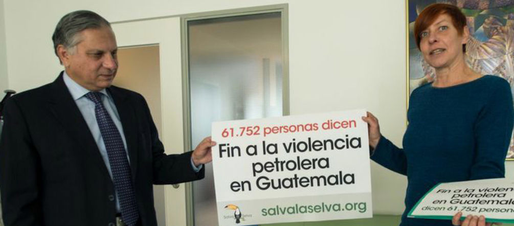 Entrega de la petición en la Embajada de Guatemala en Berlín (Foto: Christine Denck) Encuentro de Salva la Selva con embajador de Guatemala