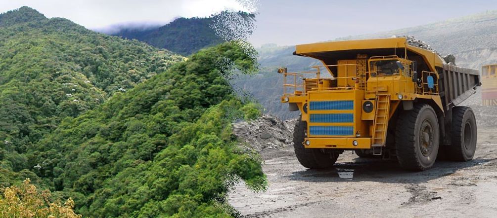 Camión pesado para la minería e imagen de selva tropical