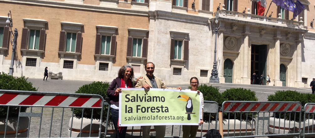 Dario Novellino de CALG con Elisa Norio y Guadalupe Rodríguez de Salva la Selva ante el parlamento italiano Elisa Norio, Guadalupe Rodríguez, Dario Novellino en el Palazzo Montecitorio, Roma para evento sobre Aceite de Palma Insostenible
