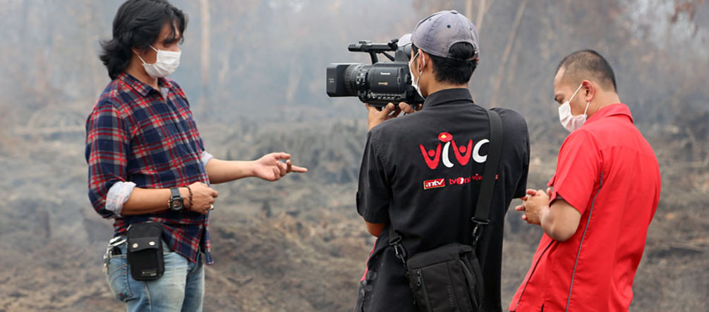 “Aquí han incendiado 1.000 hectáreas de bosques de turba”, explica el activista ambiental Feri Irawan a la TV indonesia “Todavía hay selva para salvar” Feri Irawan ante los incendios en Indonesia