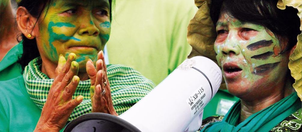 Dos mujeres se manifiestan en Phnom Penh contra la destrucción de Prey Lang Disfrazadas y en defensa de la selva