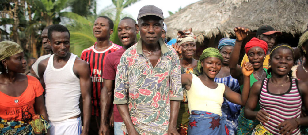 El clan Jogbahn defiende su tierra (Foto: Jason Taylor para FoE International 2014) Miembros de comunidad en Liberia con tambores