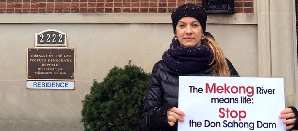 Elisa Norio, activista de Salva la Selva, entregó la petición en las embajadas en Washington DC Embajada de Laos Washington DC