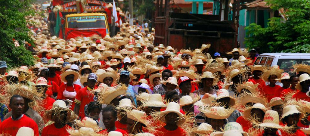 Campesinos marchan en masa contra Monsanto Marcha contra Monsanto