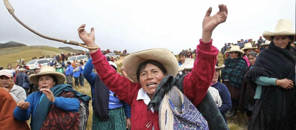 Mujeres peruanas se manifiestan contra proyecto minero