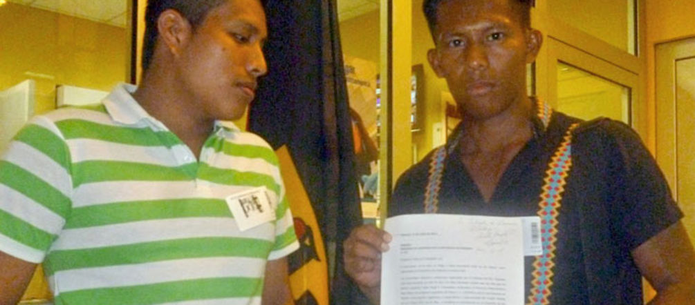 Ngäbe Buglé entregan carta en la embajada alemana en Panamá Protesta contra hidroelétrica Barro Blanco