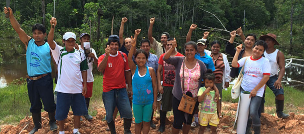 Alegría por la primera compra de selvas en la Amazonía peruana Grupo de comuneros y comuneras de la Amazonía peruana