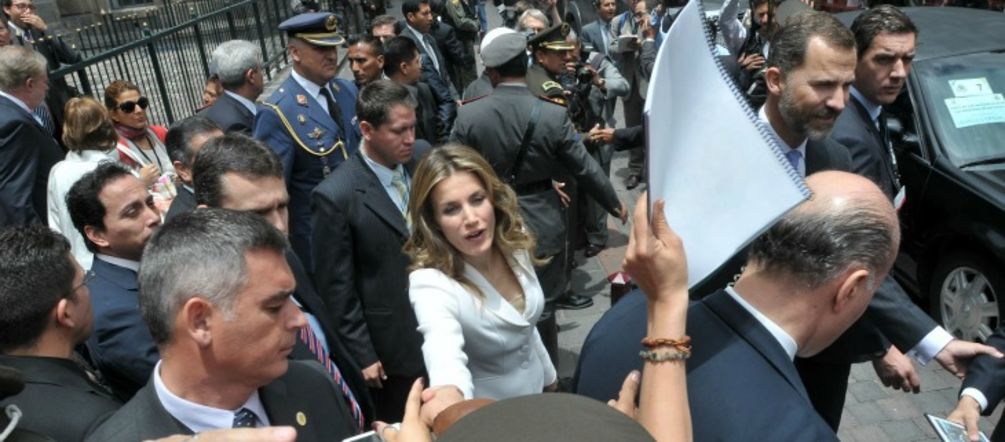 Entregando la documentación a Leticia Ortiz (Foto: Benito Bonilla) Princesa de España en Quito