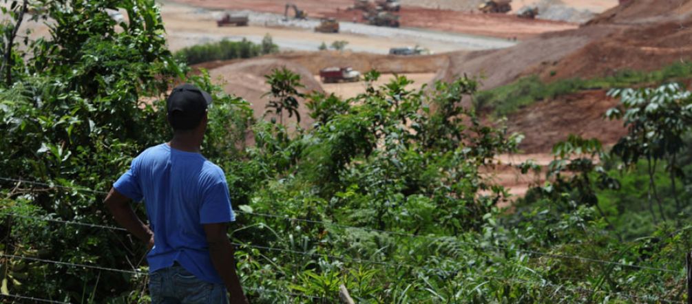 No puede creer la destrucción Campesino mira mina a cielo abierto desde el bosque