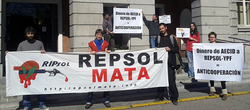 REPSOL destruye la selva y no es cooperación al desarrollo Protesta frente a AECID en Madrid