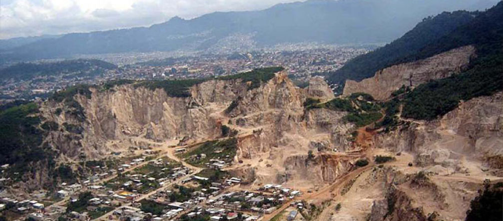 Las minas, comiéndose literalmente las montañas