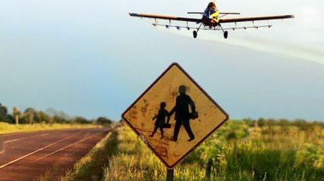 Monocultivos de Soja no son sostenibles Avión fumigador