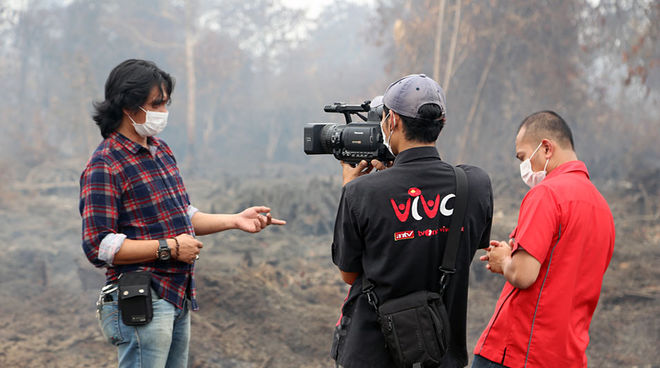 “Aquí han incendiado 1.000 hectáreas de bosques de turba”, explica el activista ambiental Feri Irawan a la TV indonesia “Todavía hay selva para salvar” Feri Irawan ante los incendios en Indonesia
