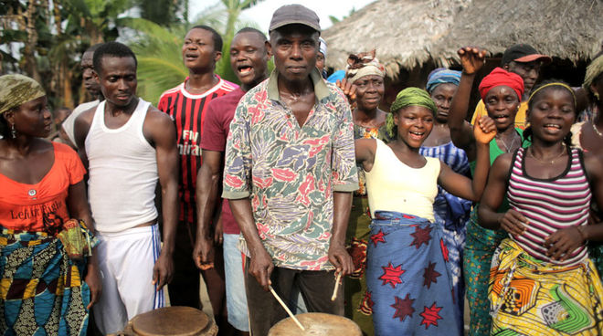 El clan Jogbahn defiende su tierra (Foto: Jason Taylor para FoE International 2014) Miembros de comunidad en Liberia con tambores