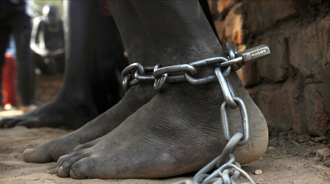Romper las cadenas de los defensores de la tierra (foto figurada) Pies encadenados
