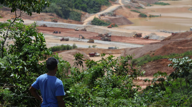 No puede creer la destrucción Campesino mira mina a cielo abierto desde el bosque