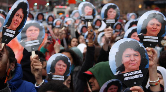 Manifestación con máscaras tras el asesinato de Berta Cáceres