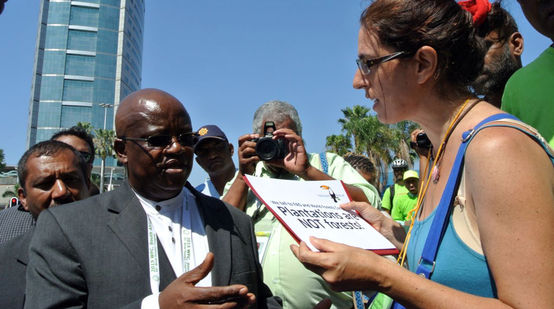 Guadalupe Rodríguez entrega una petición a representante de la FAO