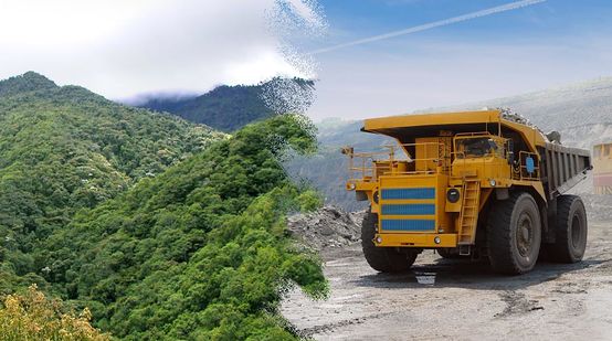 Camión pesado para la minería e imagen de selva tropical