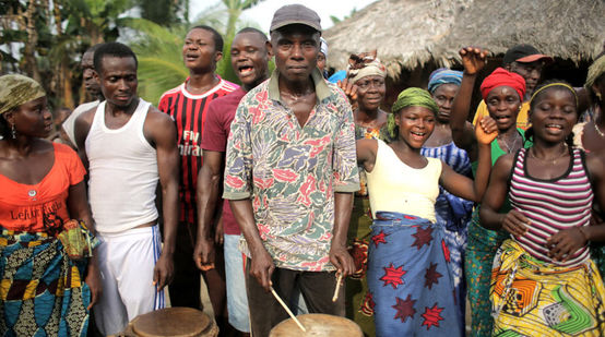 Miembros de comunidad en Liberia con tambores