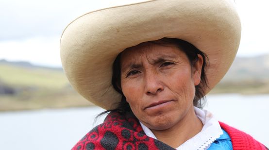 Maxima Acuña en las lagunas de Cajamarca