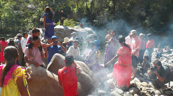 Indígenas Ngöbe en Panamá junto al río Tabasará