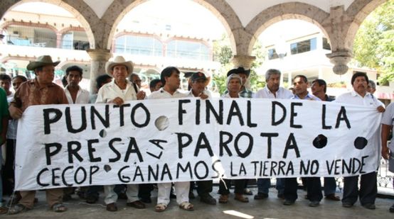 Activistas campesinos protestan contra presa