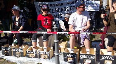 Activistas cementan sus pies en señal de protesta durante la junta de accionistas de HeidelbergCement