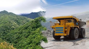 Camión pesado para la minería e imagen de selva tropical