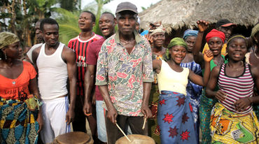 Miembros de comunidad en Liberia con tambores